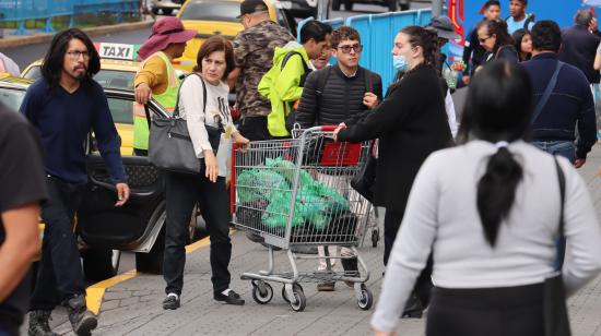 Una persona sale de hacer compras de un supermercado en el centro comercial Condado Shopping, en el norte de Quito, 16 de febrero de 2024. Imagen referencial.