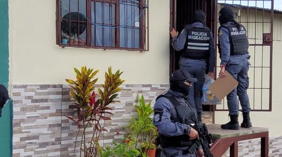 Policías de migración de Costa Rica en un operativo en agosto de 2024.