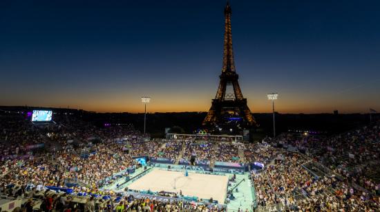 Fotografía del atardecer antes de los partidos por los octavos de final del voleibol masculino entre Brasil-Japón y Qatar-Chile en las competiciones de voleibol de playa de los Juegos Olímpicos de París 2024, en la Torre Eiffel en París, el 5 de agosto de 2024.