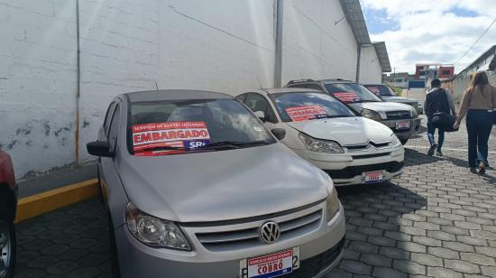 Carros exhibidos en un patio de carros del SRI, en el norte de Quito. Foto del 9 de julio de 2024.