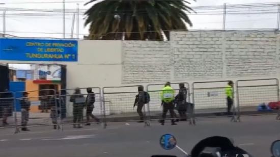 Policías vigilan exteriores de la cárcel de Ambato, en febrero 2023.