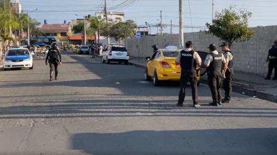 Policías toman procedimiento tras el ataque registrado en la vía a Puerto Bolívar, en Machala, este 6 de agosto de 2024.