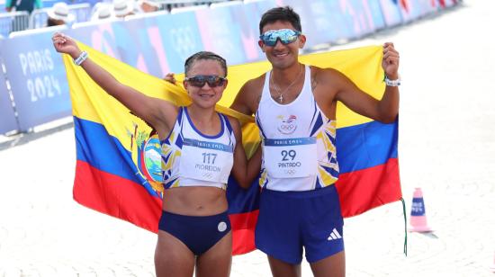 Glenda Morejón y Daniel Pintado con la bandera de Ecuador, después de ganar la medalla de plata en la prueba de relevos mixtos en los Juegos Olímpicos de París, el 7 de agosto de 2024.
Para hacer uso de este contenido cite la fuente y haga un enlace a la nota original en https://admin.primicias.ec/view/