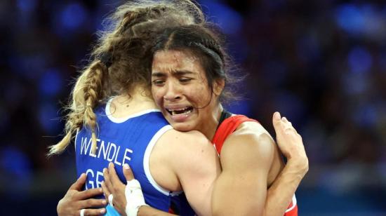 Lucía Yépez celebra su pase a la final de lucha en los Juegos Olímpicos de París 2024, el 7 de agosto.