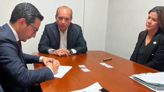 Abogado Juan Francisco Román, liquidador de EMCO, realiza la entrega de la empresa liquidada, este 7 de agosto de 2024, al Estado.