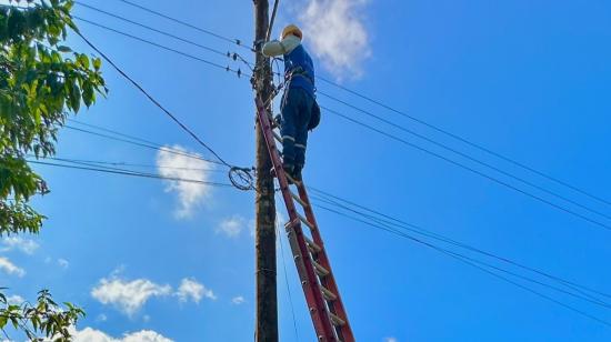 Técnico de CNEL ejecuta trabajos en un poste de luz en Santo Domingo, este 7 de agosto de 2024.