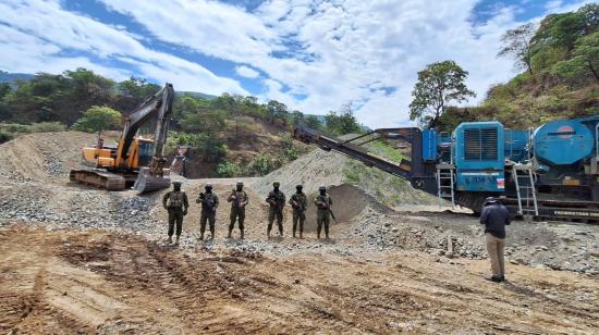 Personal de la Agencia de Control de Energía y de las Fuerzas Mineras prohíben actividades mineras en cantones de Loja, 7 de junio de 2024.