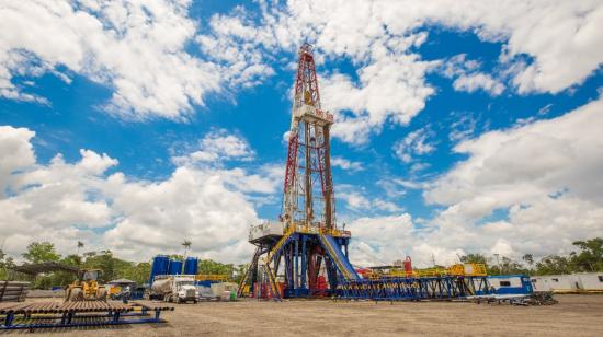 Una torre de perforación en el campo Sacha, localizado en Orellana. Foto archivo del Ministerio de Energía.