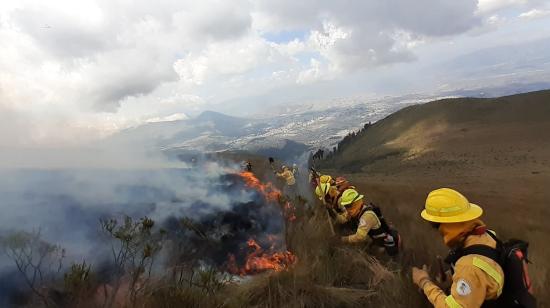 Personal del Cuerpo de Bomberos de Quito en labores de extinción del incendio en las laderas del Pichincha, 9 de agosto de 2024.