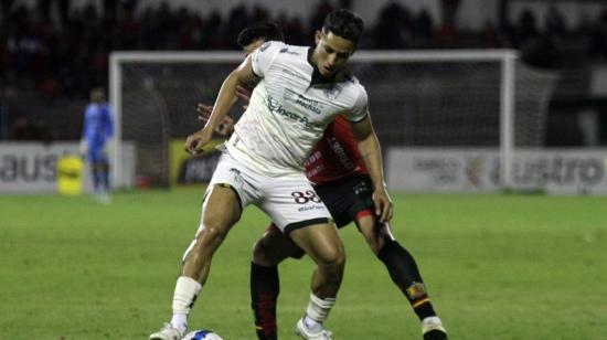 Miguel Parrales, de Orense, defiende una pelota ante Deportivo Cuenca, el 9 de agosto de 2024.