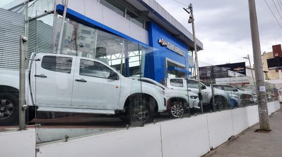 Imagen referencial de camionetas de la marca Chevrolet en un concesionario de Quito.