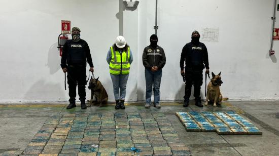 La Policía decomisó 200 bloques de droga y arrestó a una mujer en Posorja.