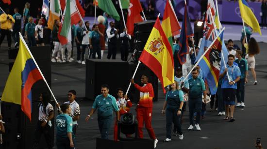 Los abanderados, entre ellos Daniel Pintado y Lucía Yépez, desfilan en el Stade de France durante la clausura de los Juegos Olímpicos de París, el 11 de agosto de 2024.