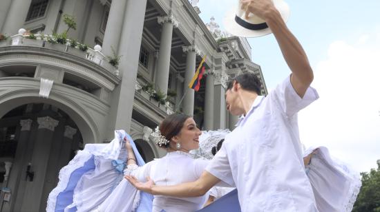 Imagen referencial de bailes tradicionales en el centro de Guayaquil, 28 de junio de 2023.