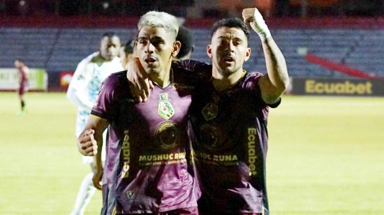 Jugadores de Mushuc Runa celebrando su gol ante Emelec, 11 de agosto de 2024.