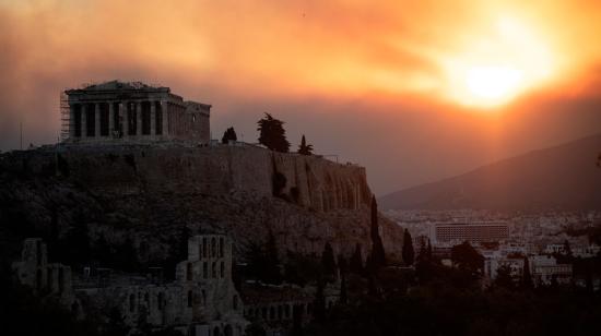 Grecia: Hospitales evacuados y decenas de casas destruidas por un gran incendio cerca de Atenas