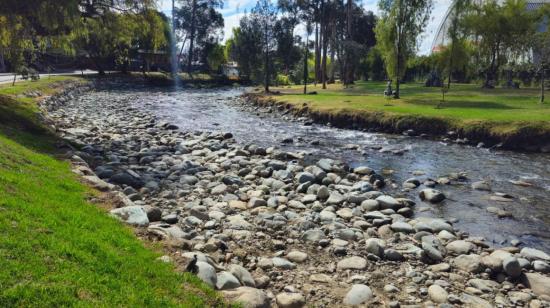 El río Tomebamba, de Cuenca, con bajos niveles de agua, el 11 de agosto de 2024.