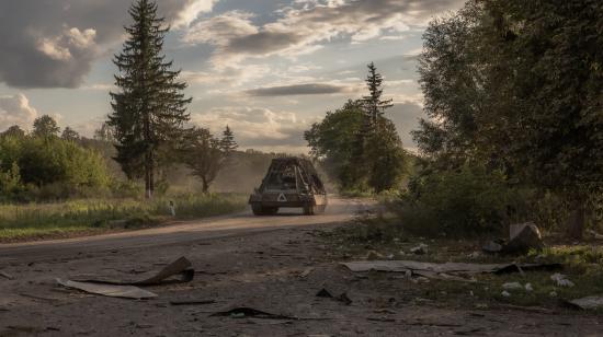 Soldados ucranianos operan un vehículo blindado MT-LB en la región de Sumy, cerca de la frontera con Rusia, el 11 de agosto de 2024.