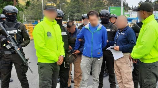 La Policía de Ecuador entrega a las autoridades de Colombia a un presunto integrante de una organización narcodelictiva, el 12 de agosto de 2024.