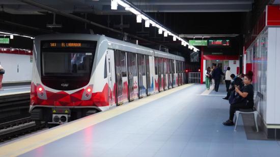 Fotografía referencial de usuarios que usan el Metro de Quito en la noche del 7 de agosto de 2024.