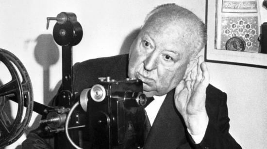 El director inglés Alfred Hitchcock posa detrás de un proyector de cine en la Cinemateca de Milán, el 16 de octubre de 1972.