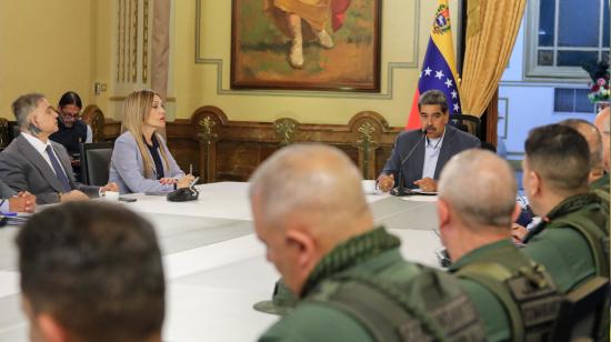 El presidente de Venezuela, Nicolás Maduro (d), durante una reunión con las altas autoridades de las instituciones del Estado, este 12 de agosto, en Venezuela.