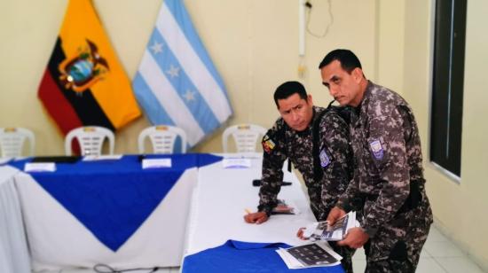 El general Víctor Hugo Zárate (derecha), nuevo comandante de la Policía Nacional, previo a una rueda de prensa del Bloque de Seguridad, este lunes 12 de agosto del 2024.