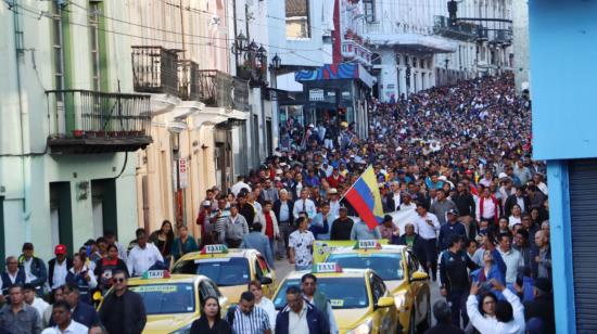 Cientos de taxistas se movilizan por las calles este 12 de agosto de 2024.