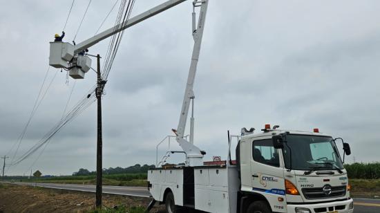 Técnicos de CNEL realizan el cambio de poste de luz.