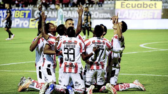 Los jugadores de Técnico Universitario celebran un gol ante Aucas, en Ambato, el 12 de agosto de 2024.