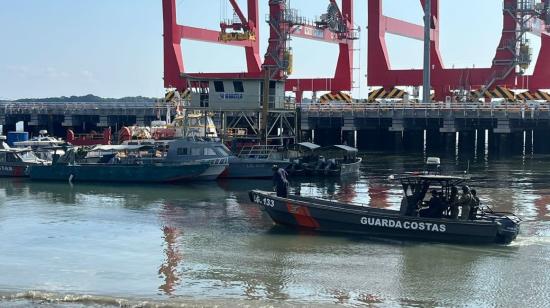 Un barco de guardacostas en el muelle de Puerto Bolívar, Machala, El Oro.