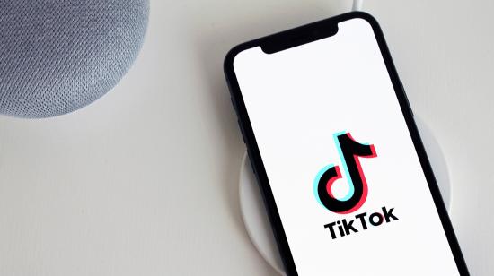 Fotografía referencial de un teléfono inteligente con el logo de la red social TikTok en su pantalla.