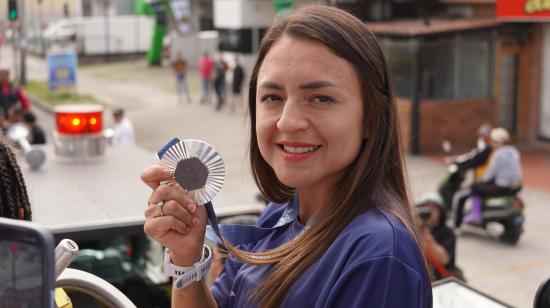 Glenda Morejón enseña su medalla olímpica en Ibarra, el martes 13 de agosto de 2024.