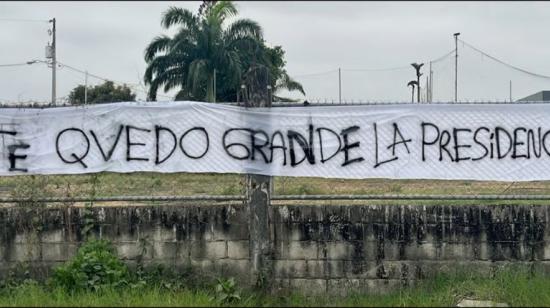 Varias pancartas colgadas a las afueras del Polideportivo de Samanes, en donde entrena Emelec, el martes 13 de agosto de 2024.