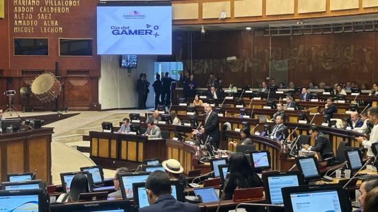 El asambleísta Henry Kronfle en el debate que dio paso a la aprobación de la declaración del Día del Gamer en Ecuador, en la sesión del martes 13 de agosto de 2024.