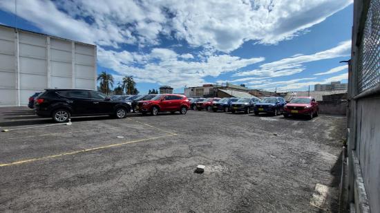 Autos comprados por el Municipio de Quito en el patio del Teatro Capitol, el 13 de agosto de 2024.