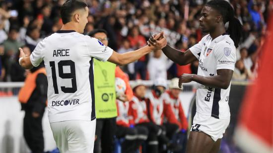 Alex Arce y Ricardo Adé celebran un gol con Liga de Quito por Copa Sudamericana, en el estadio Rodrigo Paz Delgado, el 18 de julio de 2024.