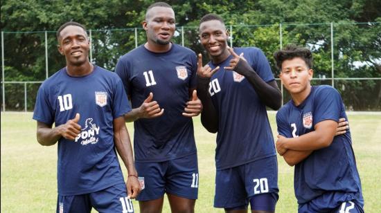 Jóvenes que pertenecen a uno de los equipos de la Junta de Beneficencia de Guayaquil con el Atlético de Madrid, 13 de agosto de 2024.