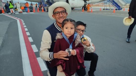 Daniel Pintado con sus hijos en el aeropuerto Mariscal Lamar, 13 de agosto de 2024.