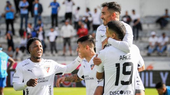 Jugadores de Liga de Quito celebrando su gol ante Macará,4 de agosto de 2024.