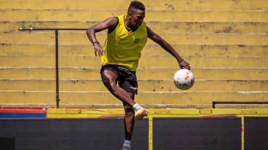 Bryan Carabalí en un entrenamiento de Barcelona SC, 21 de julio de 2024.