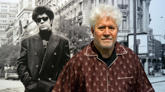 En esta imagen proporcionada por el Centro Condeduque, el cineasta español Pedro Almodóvar posa junto a un retrato en blanco y negro de sí mismo durante la inauguración de la exposición "Madrid, Chica Almodóvar" en el Centro Condeduque de Madrid.