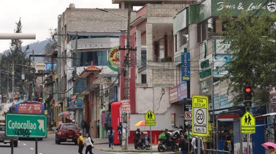 Personas caminando en una calle comercial, en el norte de Quito, 16 de febrero de 2024.