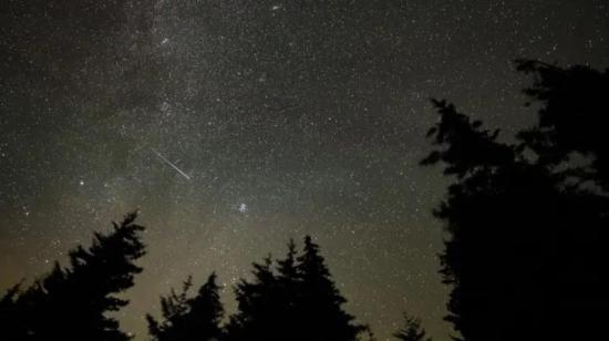 Fotografía de archivo de un meteorito cruza el espacio en una lluvia de perseidas el miércoles 11 de agosto de 2011 en Spruce Knob, Virginia Occidental, Estados Unidos.