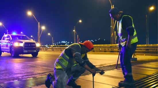 Trabajadores del MTOP en el tramo Durán-La Puntilla del Puente de la Unidad Nacional, el 30 de julio de 2024.