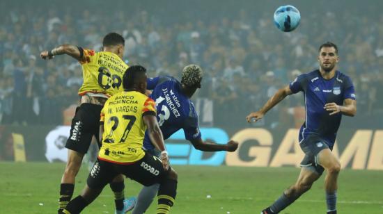 Jugadores de Emelec y Barcelona SC en el primer 'clásico de astillero' de la temporada 2024,  28 de abril de 2024.