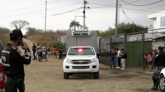 La Policía acude a un taller de Manta cuyo dueño fue asesinado, el 14 de agosto de 2024.