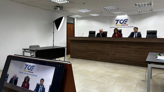 Los jueces del TCE Ángel Torres, Ivonne Coloma y Guillermo Ortega (de izq. a der.), durante una sesión este 13 de agosto de 2024.