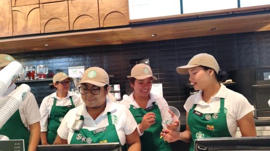 Trabajadores de Starbucks en la preapertura de su primer local en Ecuador, ubicado en el centro comercial Scala Shopping, en Quito, 14 de agosto de 2024.