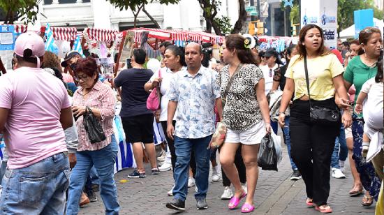 Ciudadanos recorren el centro de Guayaquil el 9 de agosto de 2024.